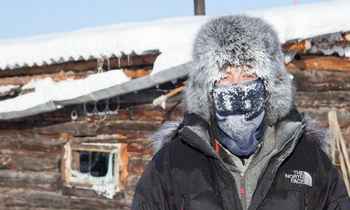 Làng Oymyakon thuộc thành phố Yakutsk của Nga là nơi sinh sống lạnh nhất thế giới. Nhiệt độ trung bình vào mùa đông ở địa  điểm đặc biệt nhất thế giới này là -48 độ C và nhiệt độ thấp nhất có thể xuống -67,8 độ C.